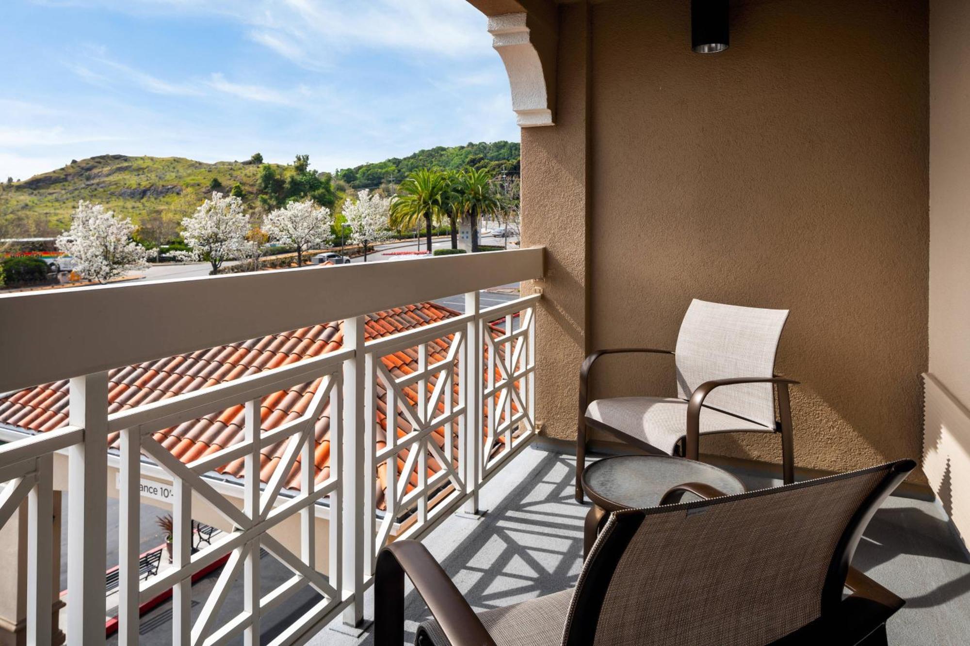 Отель Courtyard Novato Marin/Sonoma Экстерьер фото
