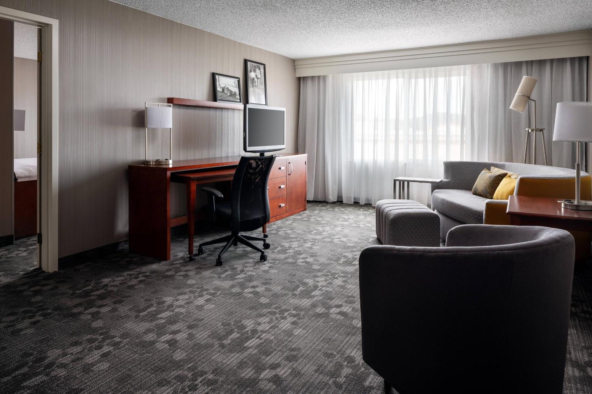 Отель Courtyard Novato Marin/Sonoma Экстерьер фото